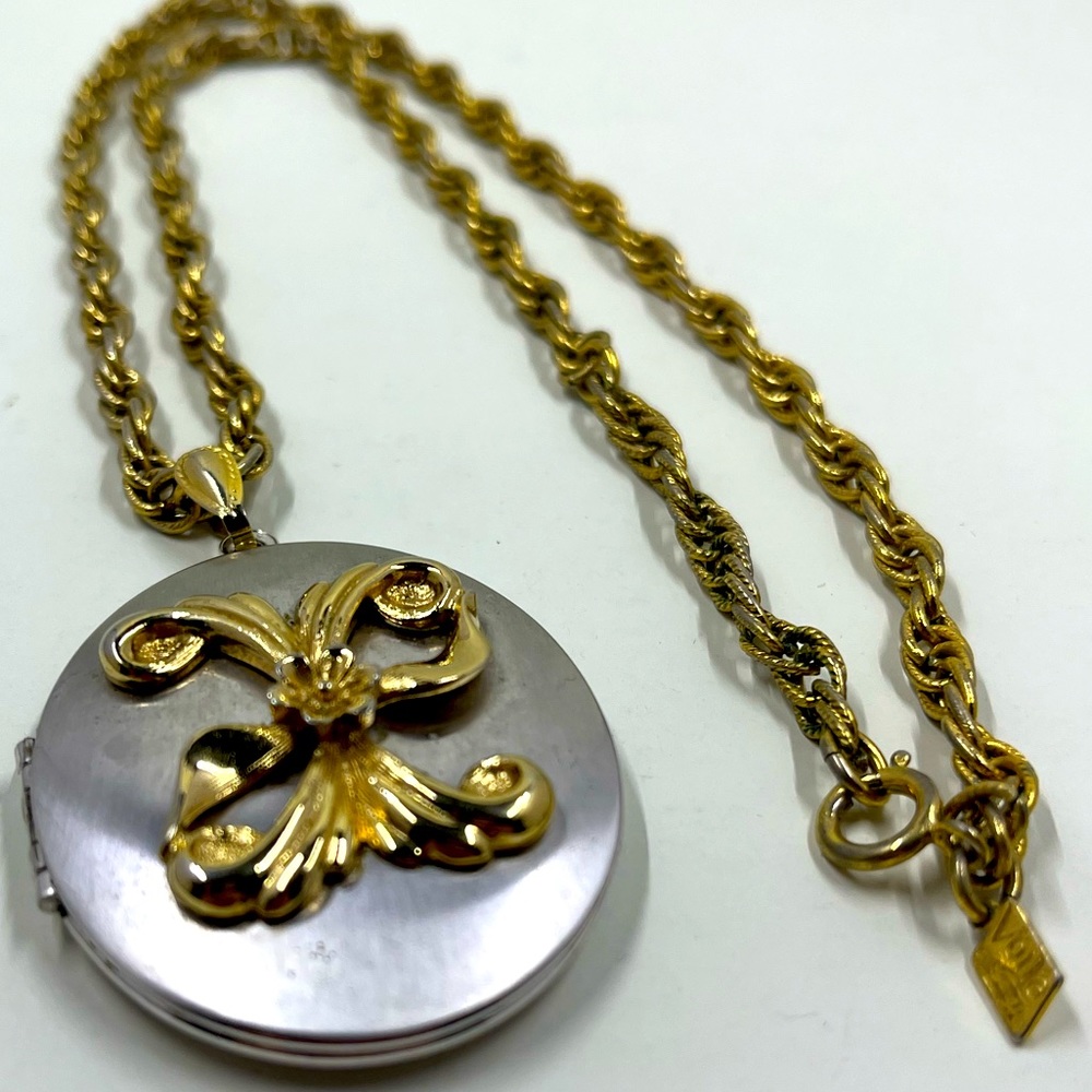 NWOT Beautiful Vintage Signed Locket Necklace With Long Sturdy Chain